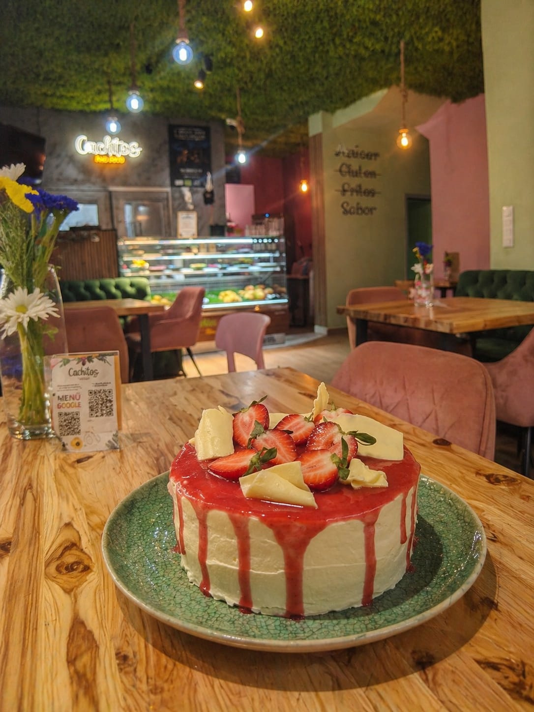Tarta de fresas en el local